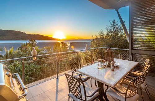 Hamilton Island Villa | Relaxing Yacht Club 33 Serenity House with Ocean Views