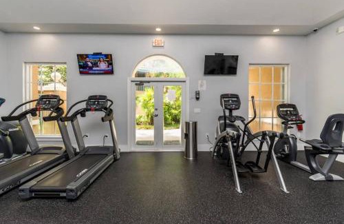 Aventura Apartment | Elegant Yacht Club at Aventura: 2 Bed, Pool & Family Friendly