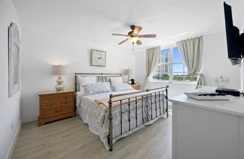 Aventura Apartment | Tranquil Yacht Club at Aventura: Marina Views & Pool Access