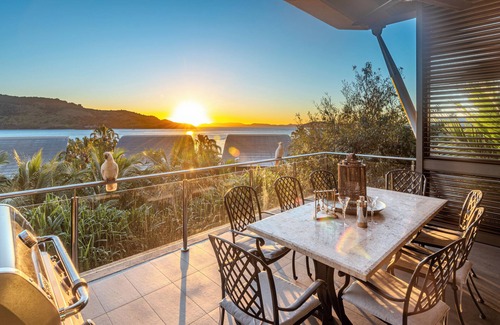 Hamilton Island Villa | Yacht Club Villa 33 Hamilton Island: Ocean Views & Transfers