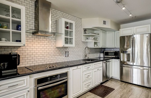 Shelter Cove Villa | Yacht Club Villas: Updated Condo with Marina View & Pool