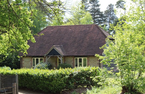 Graffham House | Yaffle Cottage: Idyllic Woodland Retreat with Pool & Kitchen