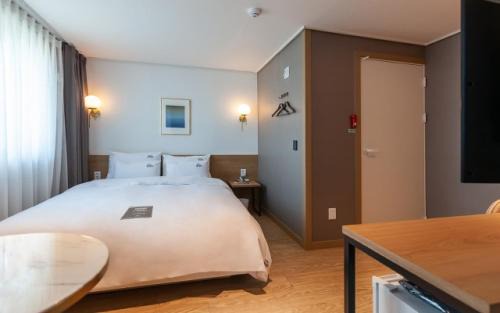 Chungmu Hotel | Budget-Friendly Stay at YAJA Hotel Tongyeong Ferry Terminal