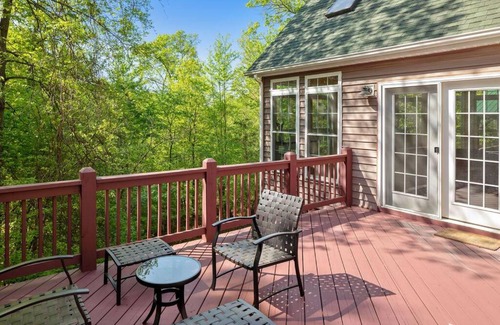 Luray House | Cozy Yak & Yeti Cabin by the River with Wi-Fi and BBQ
