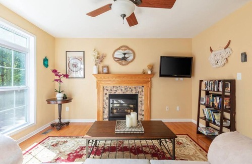 Luray House | Cozy Yak & Yeti Cabin by the River with Wi-Fi and BBQ
