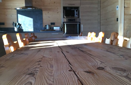 Montgellafrey Ski Chalet | Ideal Yakush Chalet for 12 Near Center with Spa & Lake View