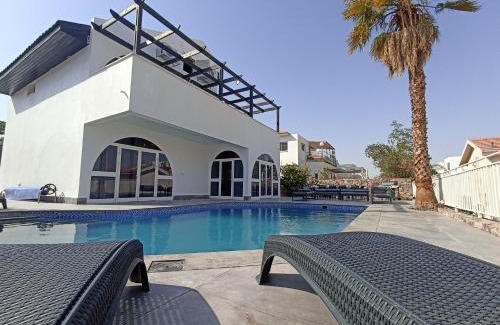 Eilat Apartment | Elegant YalaRent Ivy Villa with Private Pool & Great Reviews