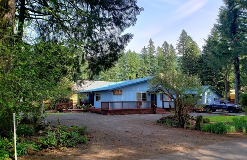 Cougar House | Discover YALE House: Mt St Helens Family Retreat