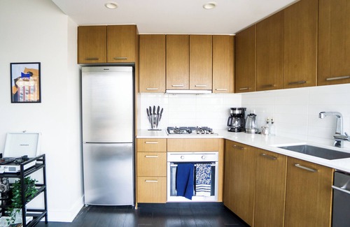 Downtown Vancouver Condo | Modern Yaletown 2BR Condo with Patio & Prime Amenities