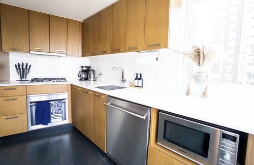Downtown Vancouver Condo | Modern Yaletown 2BR Condo with Patio & Prime Amenities