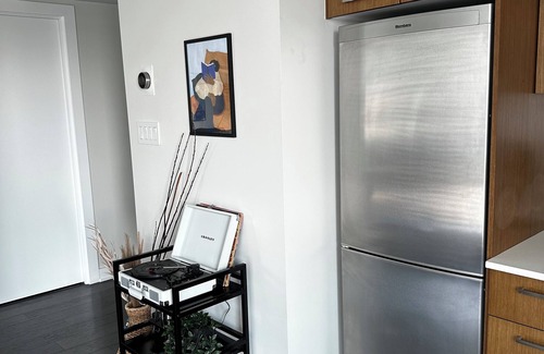 Downtown Vancouver Condo | Modern Yaletown 2BR Condo with Patio & Prime Amenities