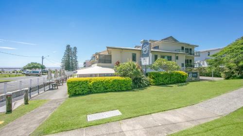 Yamba Hotel | Relax at Yamba Beach Motel with Ocean Views and Pool