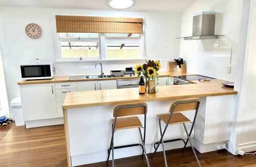 Yamba Apartment | Yamba Fishing Cottage: Pet-Friendly Stay with Ocean Views