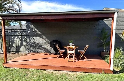 Yamba Apartment | Yamba Fishing Cottage: Pet-Friendly Stay with Ocean Views