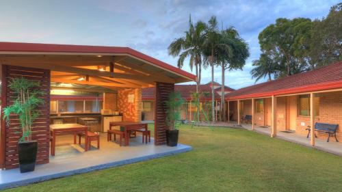 Yamba Hotel | Welcoming Yamba Motor Inn: 4-Star Stay with Pool & Kitchen