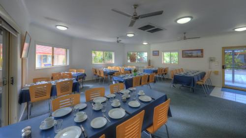 Yamba Hotel | Welcoming Yamba Motor Inn: 4-Star Stay with Pool & Kitchen