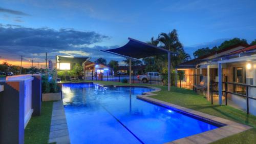 Yamba Hotel | Welcoming Yamba Motor Inn: 4-Star Stay with Pool & Kitchen