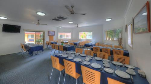 Yamba Hotel | Welcoming Yamba Motor Inn: 4-Star Stay with Pool & Kitchen