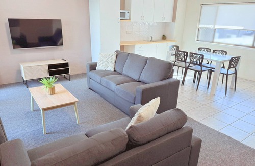 Yamba Hotel | Yamba Sun Motel: Family-Friendly Stay with Pool & Breakfast
