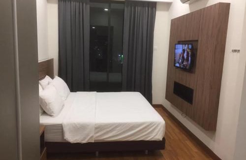 Johor Bahru House | Guest Favorite: YANGTZE HOME STAY with Pool & Hot Tub