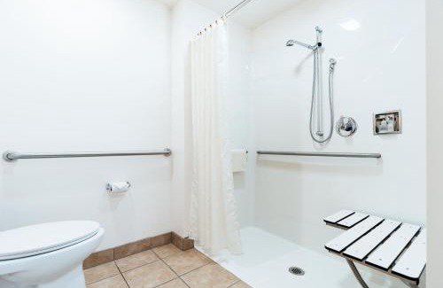 Belfast Hotel | Yankee Clipper Motel: Pet-Friendly Gem with 9/10 Rating