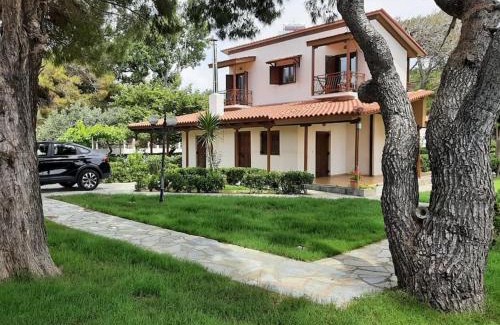 Pyrgos Villa | Yannis Villa: Oceanfront Retreat with 9.8/10 Guest Ratings