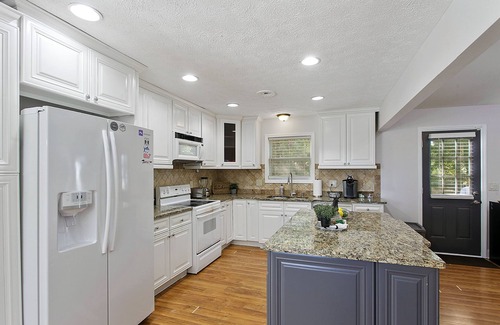 Marietta House | Explore Yard+BBQ Garden Tub with Games & A/C in Safe Area