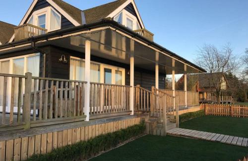 Brundall Resort | Family-Friendly Yare View Holiday Cottages with High Ratings