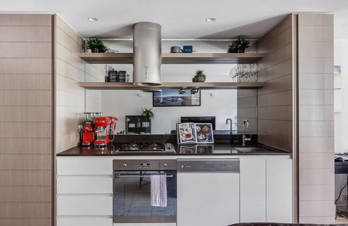 Abbotsford Apartment | Yarra Mirage: Urban Chic Meets Cozy Retreat with Spa & Pool