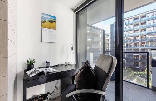 Abbotsford Apartment | Yarra Mirage: Urban Chic Meets Cozy Retreat with Spa & Pool