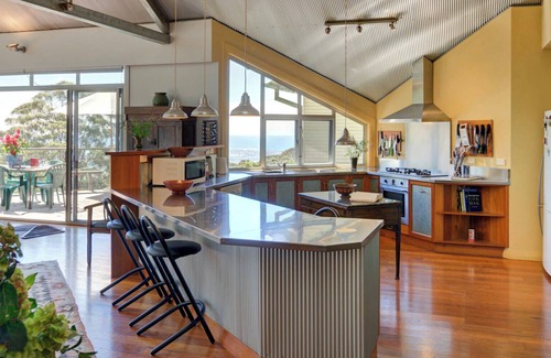 Robertson House | Yarrawa Hill - Art Retreat with Eco-Friendly Amenities