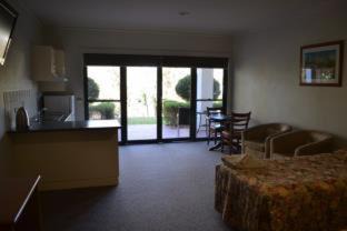 Mulwala Resort | Elegant Yarrawonga Mulwala Golf Club with Pool & Ocean Views