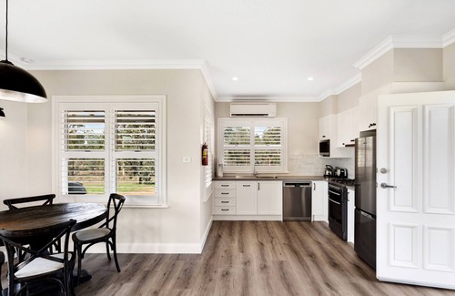 Pokolbin Cottage | Top-Rated Yarrimbah Cottage with Spa & Kitchen Amenities