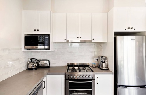 Pokolbin Cottage | Top-Rated Yarrimbah Cottage with Spa & Kitchen Amenities