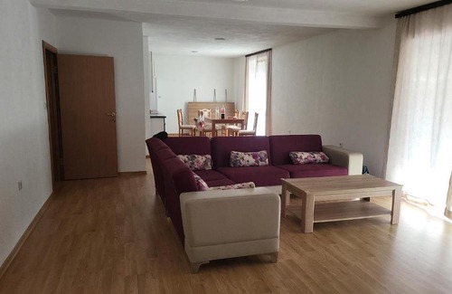 Hadzici Villa | Yas Villa: Family & Pet-Friendly Retreat Awaits You
