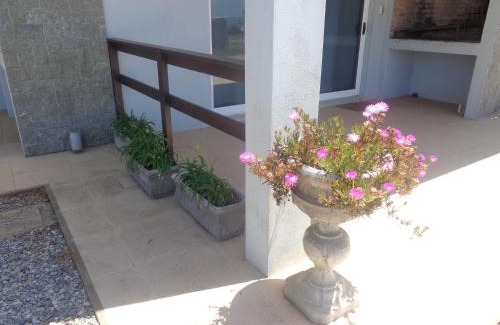 Punta del Diablo Apartment | Inviting Yavé Yireh: Family-Friendly with Hot Tub & Kitchen