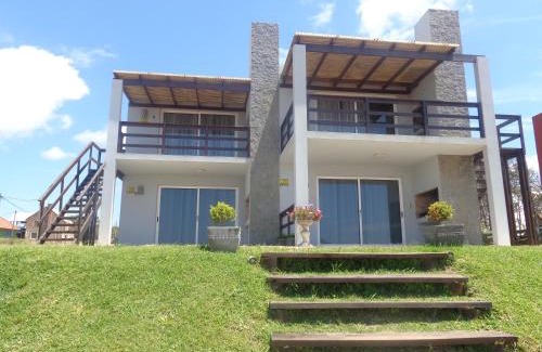 Punta del Diablo Apartment | Inviting Yavé Yireh: Family-Friendly with Hot Tub & Kitchen