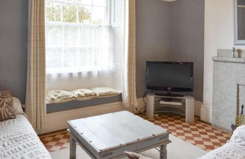 Lyme Regis House | Pet-Friendly Yawl House: 4-Star Comfort with Top Ratings