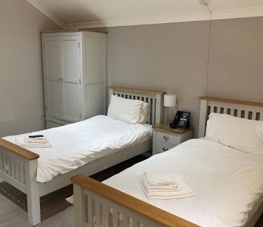 Bulphan Hotel | Inviting Ye Olde Plough House: Family-Friendly with Breakfast