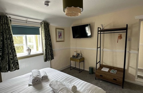Ironbridge Hotel | Inviting Ye Olde Robin Hood Inn with Breakfast Included