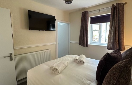 Ironbridge Hotel | Inviting Ye Olde Robin Hood Inn with Breakfast Included