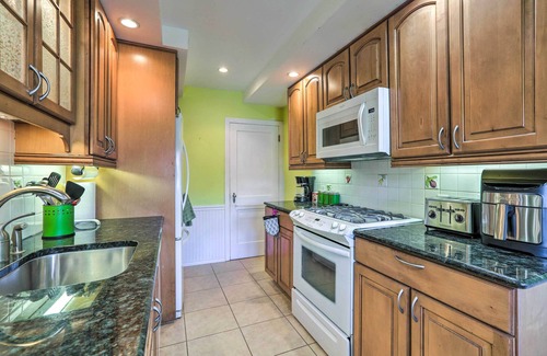 Yeadon House | Yeadon Townhome with Porch, 7 Miles from Center City