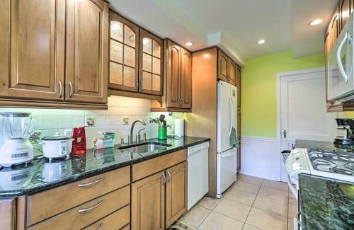 Yeadon House | Yeadon Townhome with Porch, 7 Miles from Center City