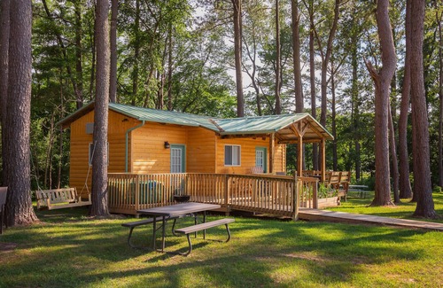 Whittington RV Rental | Relax Year-Round at The Pines with Pool & Lake Views