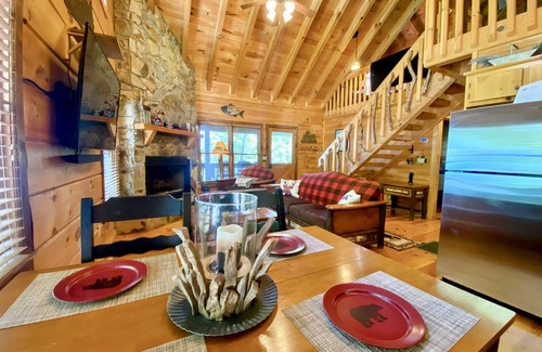 Blue Ridge Cabin | Idyllic Lake Blue Ridge Retreat with Hot Tub & Pool Access