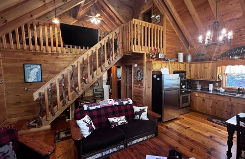 Blue Ridge Cabin | Idyllic Lake Blue Ridge Retreat with Hot Tub & Pool Access