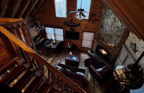 Blue Ridge Cabin | Idyllic Lake Blue Ridge Retreat with Hot Tub & Pool Access