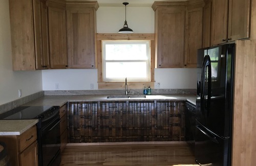 McMillan Cottage | Waterfront Cottage Retreat with Spa & Scenic Views