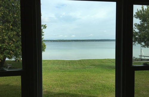 McMillan Cottage | Waterfront Cottage Retreat with Spa & Scenic Views