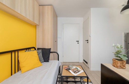 Brynow Apartment | Bright Yellow and Grey Studio with Breakfast & Kitchen Access